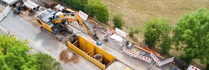 Leistungsstarker Druckluftkompressor von KAESER im Einsatz auf offener Straßenbaustelle – vielseitig einsetzbar für Erdarbeiten und Baustellenanwendungen.