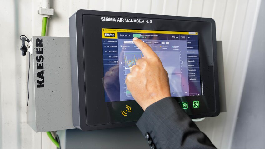 Der SIGMA AIR MANAGER 4.0 steuert die gesamte KAESER-Druckluftanlage bei Panike.