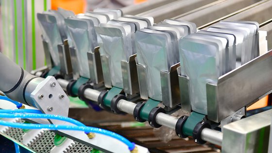Verpackungsprozess von Hefe mit Unterstützung durch präzise Instrumentenluft aus KAESER Kompressoren – für saubere, effiziente Abläufe.