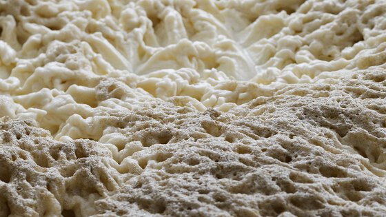 Aufgeschäumte, fermentierende Hefe – belüftet mit Druckluft aus einem KAESER Kompressor für optimale Produktionsbedingungen.