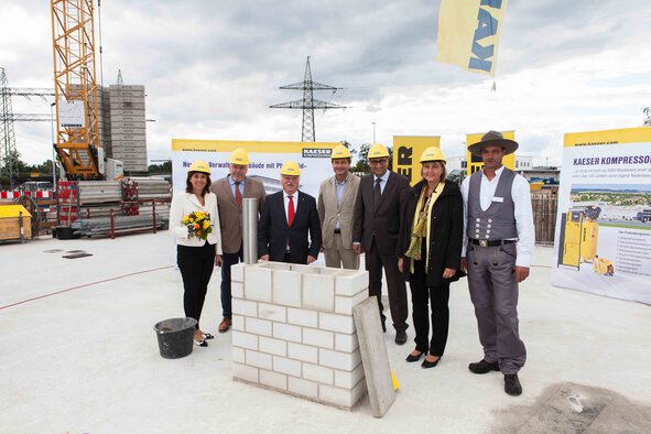 Gruppenbild mit Thomas Kaeser bei der feierlichen Grundsteinlegung des neuen Verwaltungsgebäudes