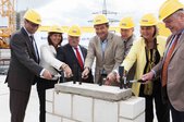Gruppenbild mit Thomas und Tina-Maria Vlantoussi-Kaeser bei der Grundsteinlegung des neues Verwaltungsgebäudes