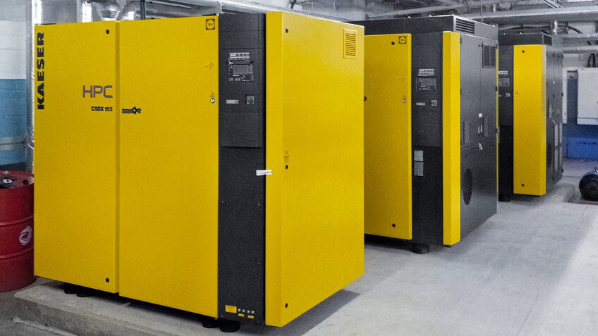 3 KAESER Schraubenkompressoren und SIGMA AIR MANAGER 4.0 seitlich im Einsatz für energieeffiziente Druckluft in der Produktion