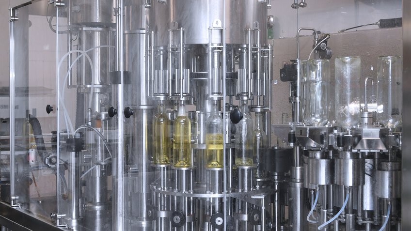 A KAESER compressed air system is used within many stages of bottling Fino Valley’s wine