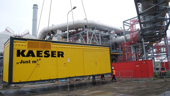 Placement of a compressed air container station at Aluchemie in Rotterdam. 