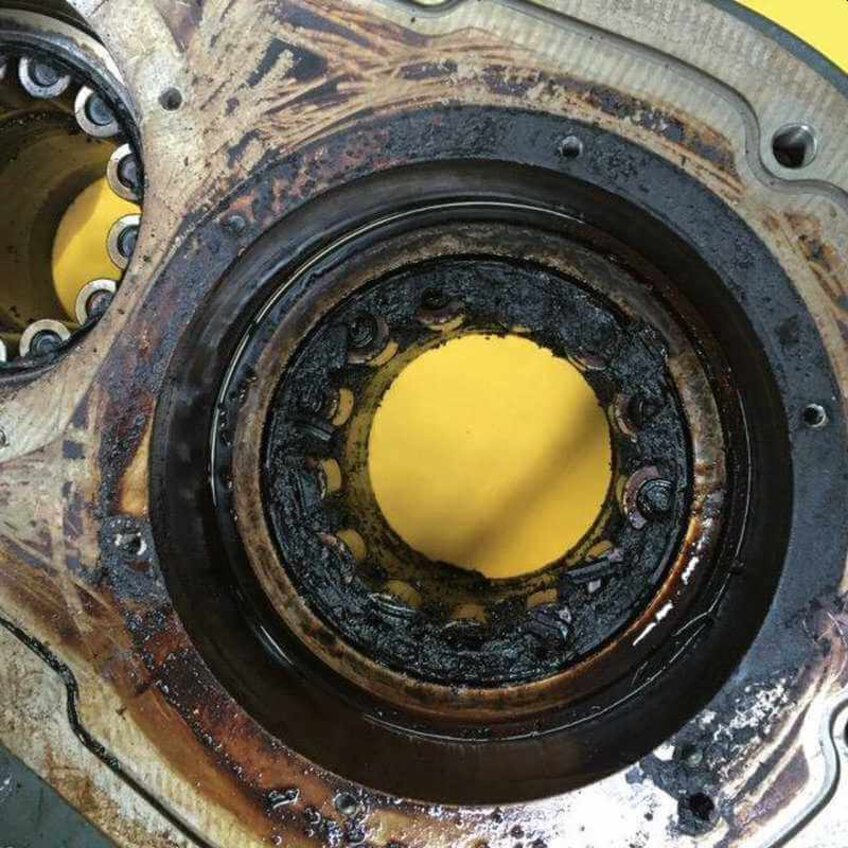 Zablokowane przez szlam olejowy łożysko bloku sprężarki.