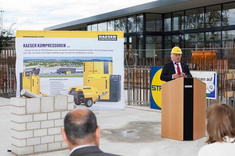 Thomas Kaeser bei der Eröffnungsrede zur Grundsteinlegung des neuen Verwaltungsgebäudes