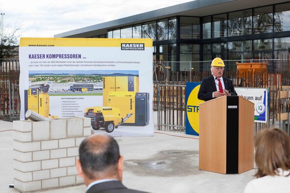 Thomas Kaeser bei der Eröffnungsrede zur Grundsteinlegung des neuen Verwaltungsgebäudes