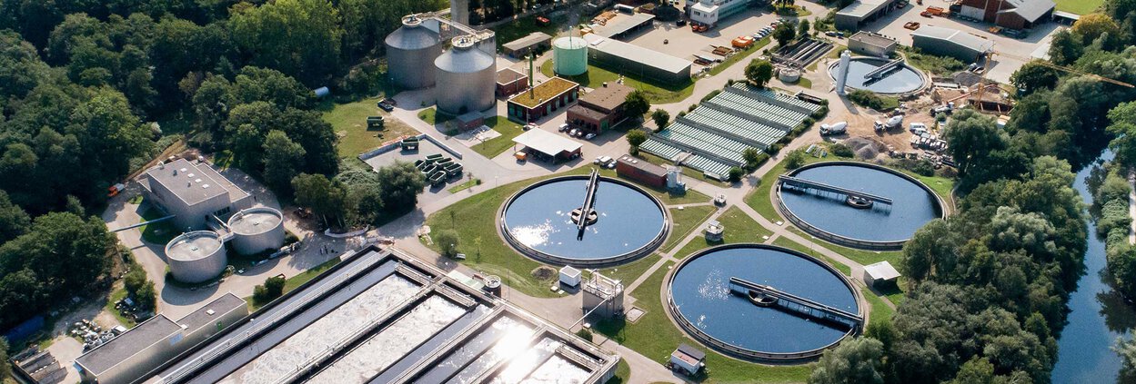 Clarification tanks at the Lüneburg wastewater treatment.