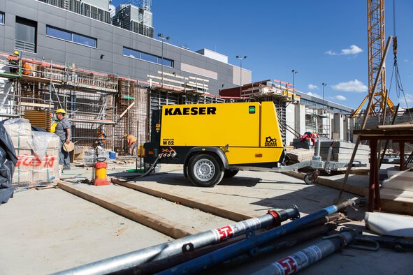straßenfahrbarer Baukompressoren Mobilair M81 von Kaeser Kompressoren