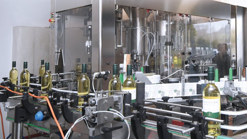 Labelling the Fino Valley Wines bottles also relies on a KAESER compressed air system