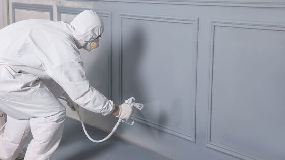 Abschließende Malerarbeiten auf der Baustelle – gleichmäßige Farbapplikation mit Spritzpistole dank konstanter Druckluft aus einem KAESER Kompressor.