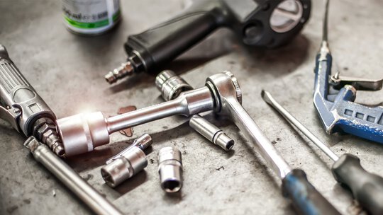Use of pneumatic tools in the workshop - KAESER compressors supply the required compressed air.