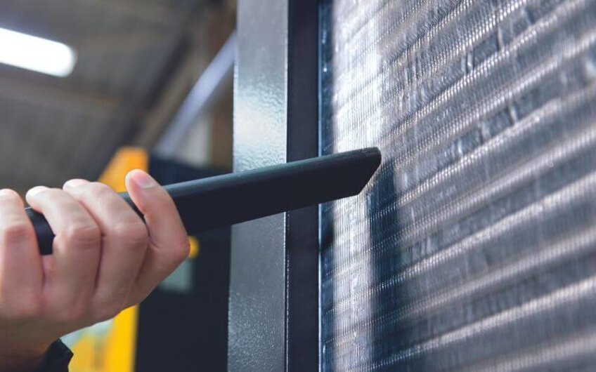 Konserwacja kompresora śrubowego - czyszczenie chłodnicy