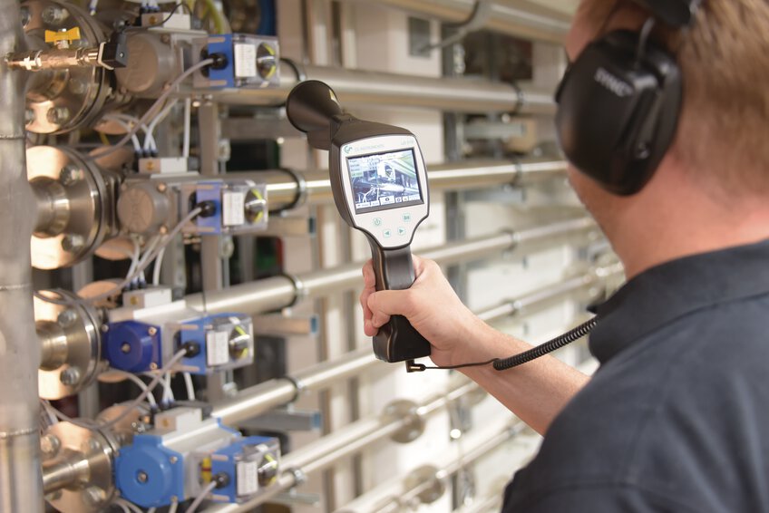 Kaeser service technician using ultrasonic measurement technology to search for leaks.