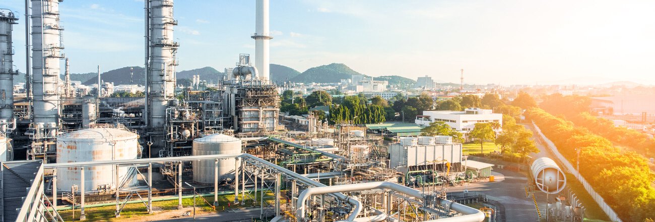 Air compressors from KAESER KOMPRESSOREN in a modern refinery – Efficient, safe, and innovative technology for reliable compressed air supply in the oil and gas industry.