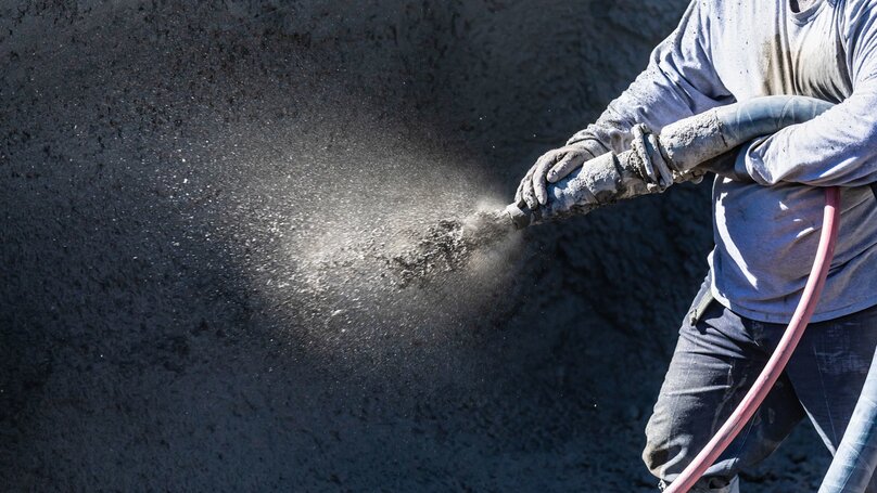 Betonspritzverfahren mit hohem Druck – KAESER Kompressor liefert zuverlässig die nötige Druckluft für präzise Betonapplikation.