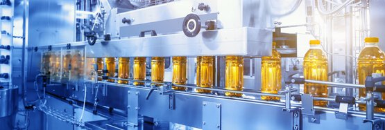 Air compressors in use for food filling – Clean, safe and oil-free technology from KAESER KOMPRESSOREN on the production line.