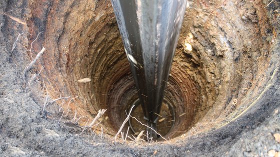 Geotechnische Bohrungen auf der Baustelle – KAESER Kompressor erzeugt zuverlässig Luftspülung für präzise und effiziente Geotechnik-Arbeiten.