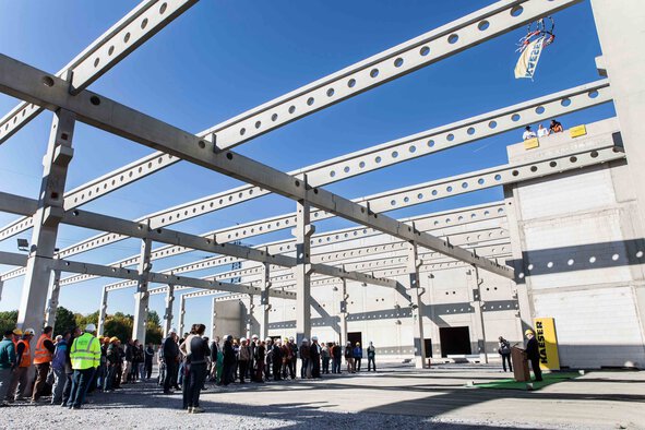 Panoramaaufnahme mit Thomas Kaeser beim Richtspruch für die Produktionshalle 11 in Coburg.