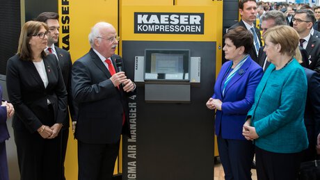 Bundeskanzlerin Angela Merkel und Polens Ministerpräsidentin Beata Szydlo besuchten den Stand von Kaeser Kompressoren auf der Hannover Messe 2017.