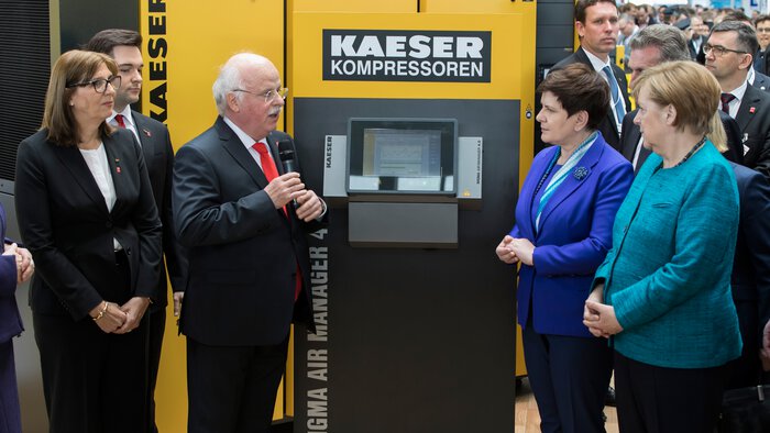 Bundeskanzlerin Angela Merkel und Polens Ministerpräsidentin Beata Szydlo besuchten den Stand von Kaeser Kompressoren auf der Hannover Messe 2017.