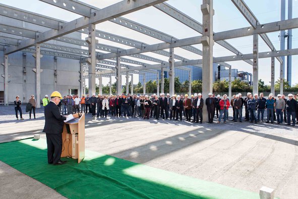 Thomas Kaeser beim Richtspruch für die Produktionshalle 11 in Coburg.
