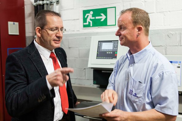 Hages วิศวกรของ Kaeser Kompressoren และ Baumgarten พนักงานของ ZF Friedrichshafen สนทนากับเกี่ยวกับแปลนสถานีอากาศอัด