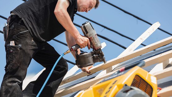 Le compresseur d’atelier KAESER i.Comp 3 fournit de l’air comprimé adapté aux besoins, par exemple pour le clouage pneumatique.